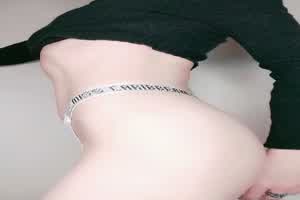 黑色毛衣纤细腰身粉红鲍鱼  背景图片