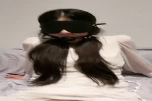 极品大长腿丝袜美腿戴着眼罩调教人妻，用道具调教抽插骚穴  背景图片