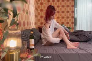 Ed mosaic 短发妹子抹精油自慰顺便来做爱  背景图片