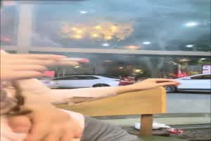 喝酒包养女汉子要算多少才值得？ 大哥等不及在热炒店厕所狂操小妹妹  背景图片