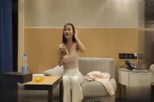 探花大神翻车 操到一半被小姐姐发现正在偷拍 结果说服了小姐继续干!_  背景图片