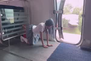 美女阿朱极品美鲍机舱内假JJ自慰  背景图片