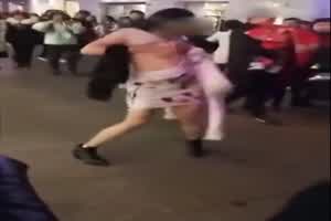 网曝门事件 妹子发酒疯到路上热舞  背景图片