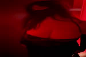 自购入狱绝版系九儿免费版-酒吧肉畜，别人在喝酒她在自慰，喷了几次尿把衣服弄湿了  背景图片