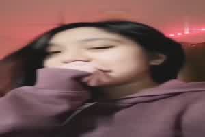 妹妹客厅玩DIY直播家人突然回来非常狼狈  背景图片