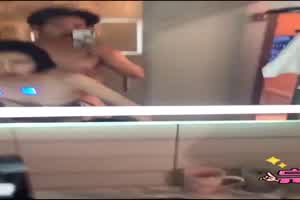 自拍后入极品短发吊钟乳  背景图片