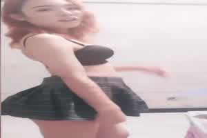 小情侣直播间里直播做爱，骚妹听男友一个口令一个动作  背景图片