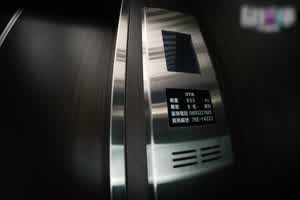 优娜给外送同胞的电梯操逼服务  背景图片