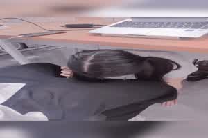 正上班呢淫荡的小秘书主动爬到办公桌下面偷吃大鸡巴，小骚货办公室里想淫叫又不敢叫太刺激了  背景图片