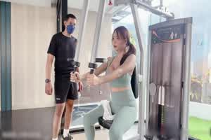 小心!咸猪手健身教练很饿！跟变性学员上床互舔鸡巴  背景图片