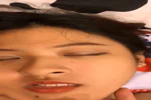 喝酒借机把她灌醉妹带到住所内射请豪乳肥臀美眉，住所内射乳射尽情玩弄  背景图片