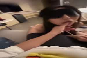 极品长腿妹蒙眼罩嘴塞满鸡巴，调教小母狗计画  背景图片