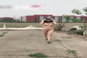 高颜值女神户外露出，真刺激  背景图片