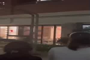 福建平潭一学校小情侣隔着单向玻璃做爱引围观  背景图片