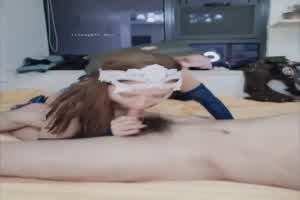 【女上自拍全过程】极品情侣自拍，女主身穿蓝色战衣，上下晃动看得出奶子也不小，非常骚拿着手机自拍  背景图片