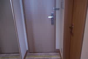 放学后，我和一个只在社交媒体上聊天的男孩建立了恋爱关系。  背景图片