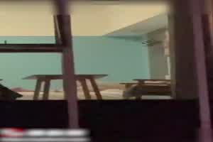 门事件 山东日照安泰国际广场 情侣激情现场直播忘拉窗帘 引千人围观敲门提醒  背景图片