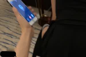 偷情打电话最新车模夜晚第二篇被插到忍不住叫出声骗老公说要叫床给他听 结果电话那边的废物听叫床就射三回  背景图片