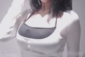 越南骚浪反差妹「Miuzxc」肛门中出穿破洞牛仔裤的美女  背景图片