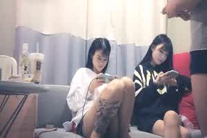 约了两姐妹双飞，两只小母狗等对方爽完等到都不耐烦了  背景图片