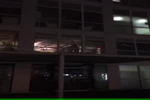 比萨店落地窗前开战！两男战一女大秀活春宫！引路人围观：女的没穿男的一直动  背景图片