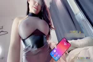 自购推特绿帽奴-跟比老公鸡巴大的人做爱太爽了，做的时候还给老公打电话，被无套内射说这精液是我老公几倍  背景图片