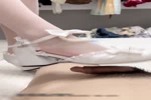 大屌撑满湿暖蜜穴，软萌甜美少女  背景图片