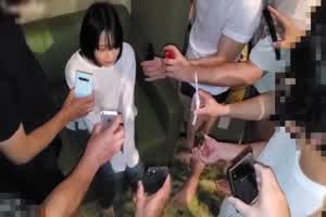 为了还钱不得已被逼迫短发正妹下海  背景图片