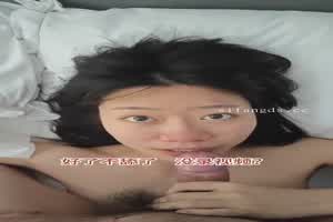 【你没录我视频吧？】顶级清纯反差，看到男友拍照打掉摄像机，没想到被罚尿满全身，和口爆吞精调教  背景图片