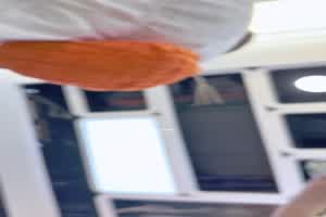 目标对准白衣小姐姐的裙底！  背景图片