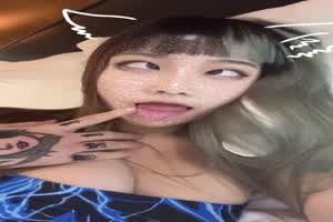 骚气十足刺青妹被我压在床上怒干  背景图片