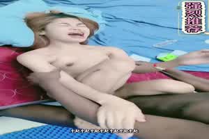 跨国换妻游戏，黑人大粗屌爆草小嫩妹都快干哭了，小伙为妹妹报仇，大显神威，抱起来猛草黑妹，嗷嗷乱叫！  背景图片