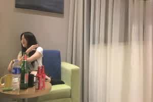 【PUA大神】大神与高中学妹玩游戏喝酒，极限拉扯，扒光强上，激烈反抗被强行插入，真刺激  背景图片