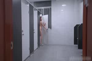 VeronicaJia 时装公司女总监在厕所露出并且和男助理肆无忌惮地性爱  背景图片