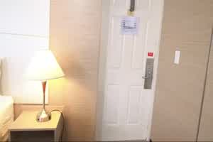 亚洲大胸妹欲求不满，优活好被拍性交小电影也不在乎  背景图片