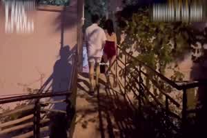 推特网红换妻界的顶流【爱玩夫妻】第四集第一部《夜色撩人_偷窥下的禁忌恋情》  背景图片