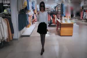 理万姬母狗的商场露出挑战  背景图片