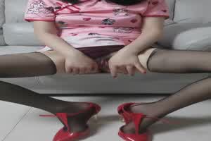 微密圈女神掰穴自拍勾引男人来操  背景图片