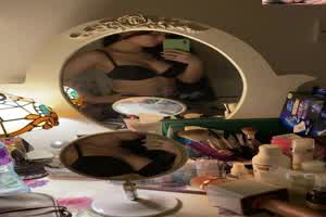 FB大奶妹床上很香  背景图片