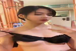 洗完澡之后给大家看看我的小穴  背景图片