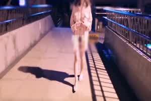 大学生在百货公司露奶子出来  背景图片