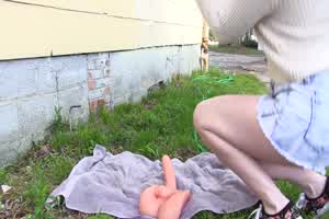 青少女在邻居家门口玩玩具  背景图片