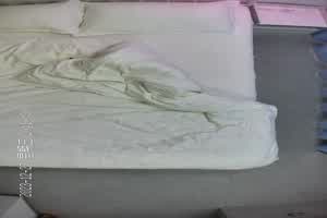 外围约了2500的美女 小护士温柔又色情帮病人解火  背景图片