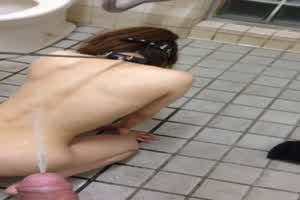 调教母狗牵绳张嘴喝尿  背景图片