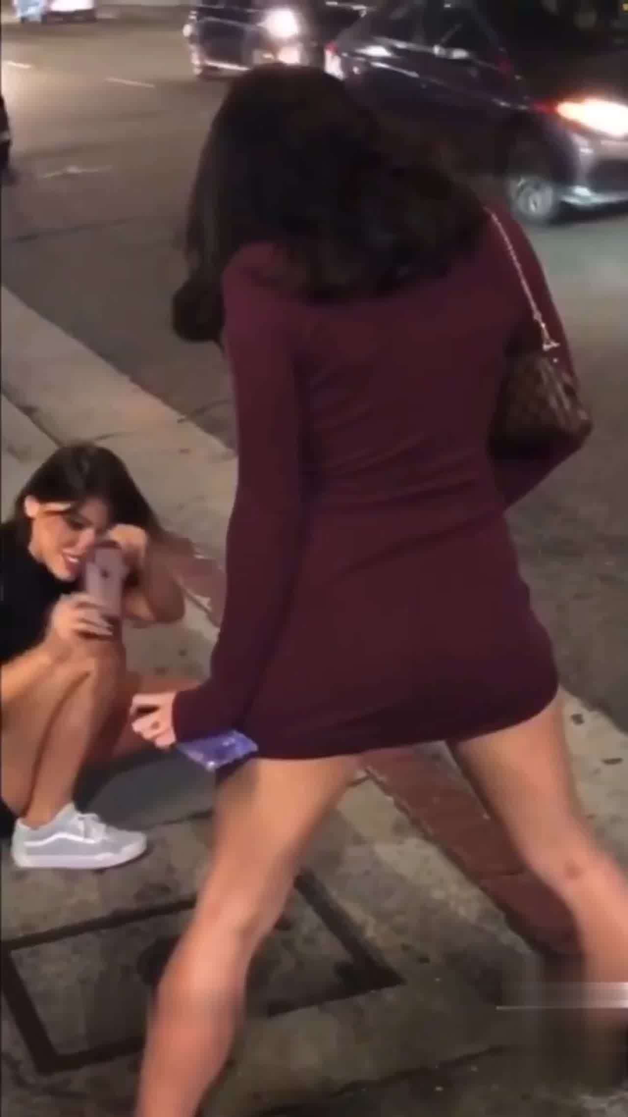  俩外国妞闹市街头撒尿自拍 的剧照5