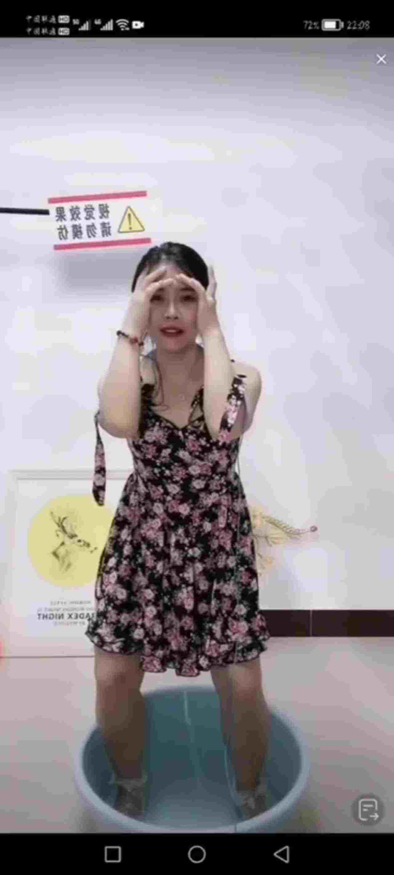  抖音快手走光系列-少妇放尿 的剧照8