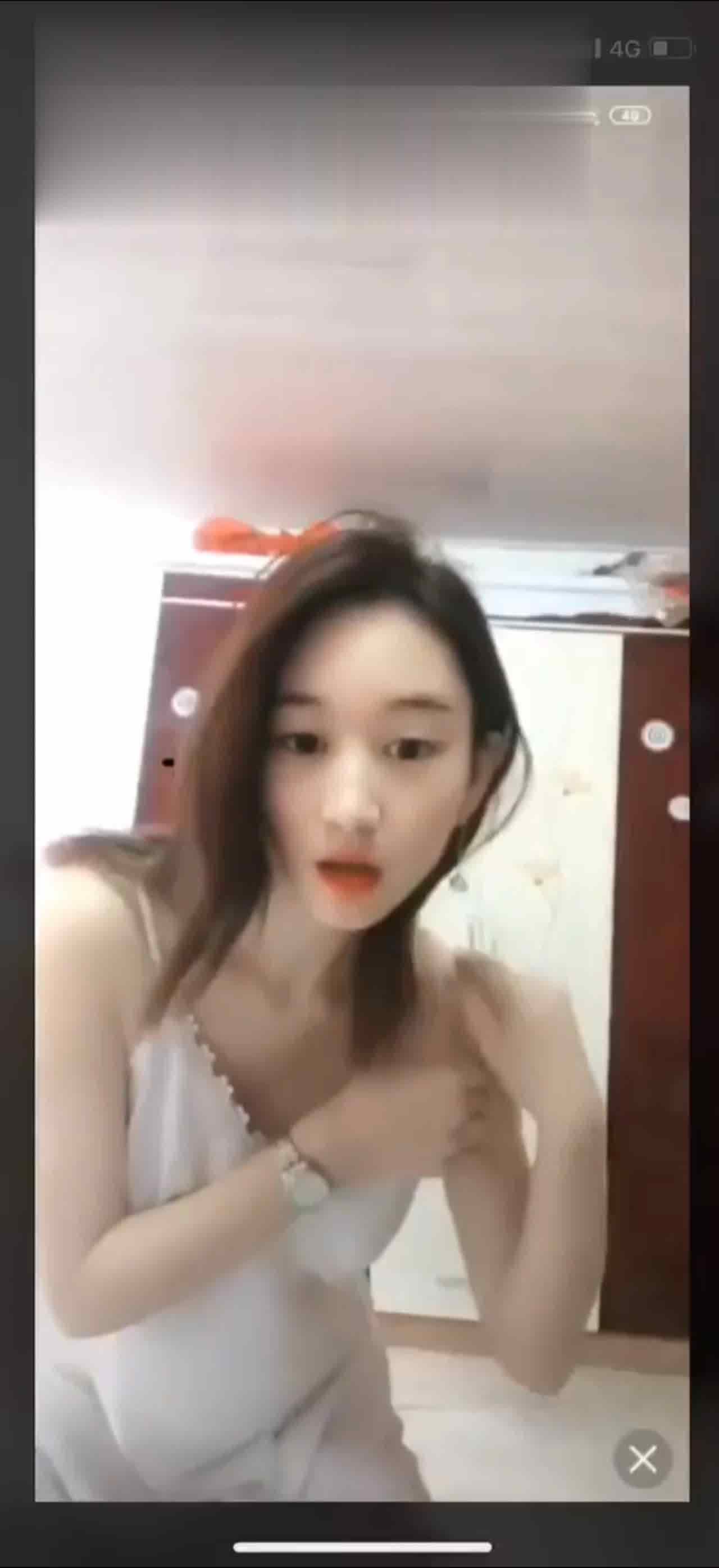  抖音走光系列-故意露奶 的剧照5