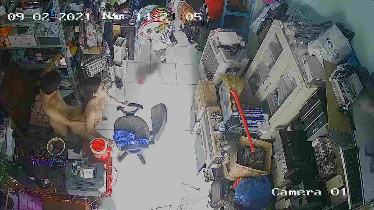  黑客破解网络摄像头监控偷拍 电器维修点小夫妻在门店里啪啪老公貌似还拿手机自拍 的剧照7