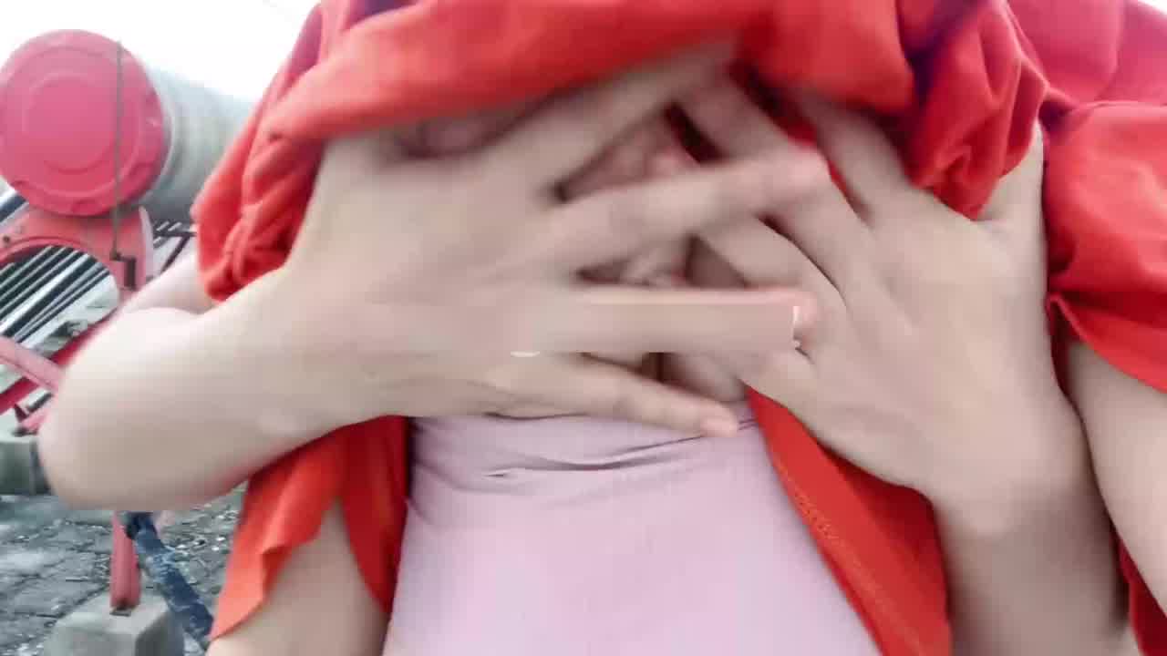  阳台上性欲大发掀开不爱穿内衣的巨乳女友衣服 的剧照6