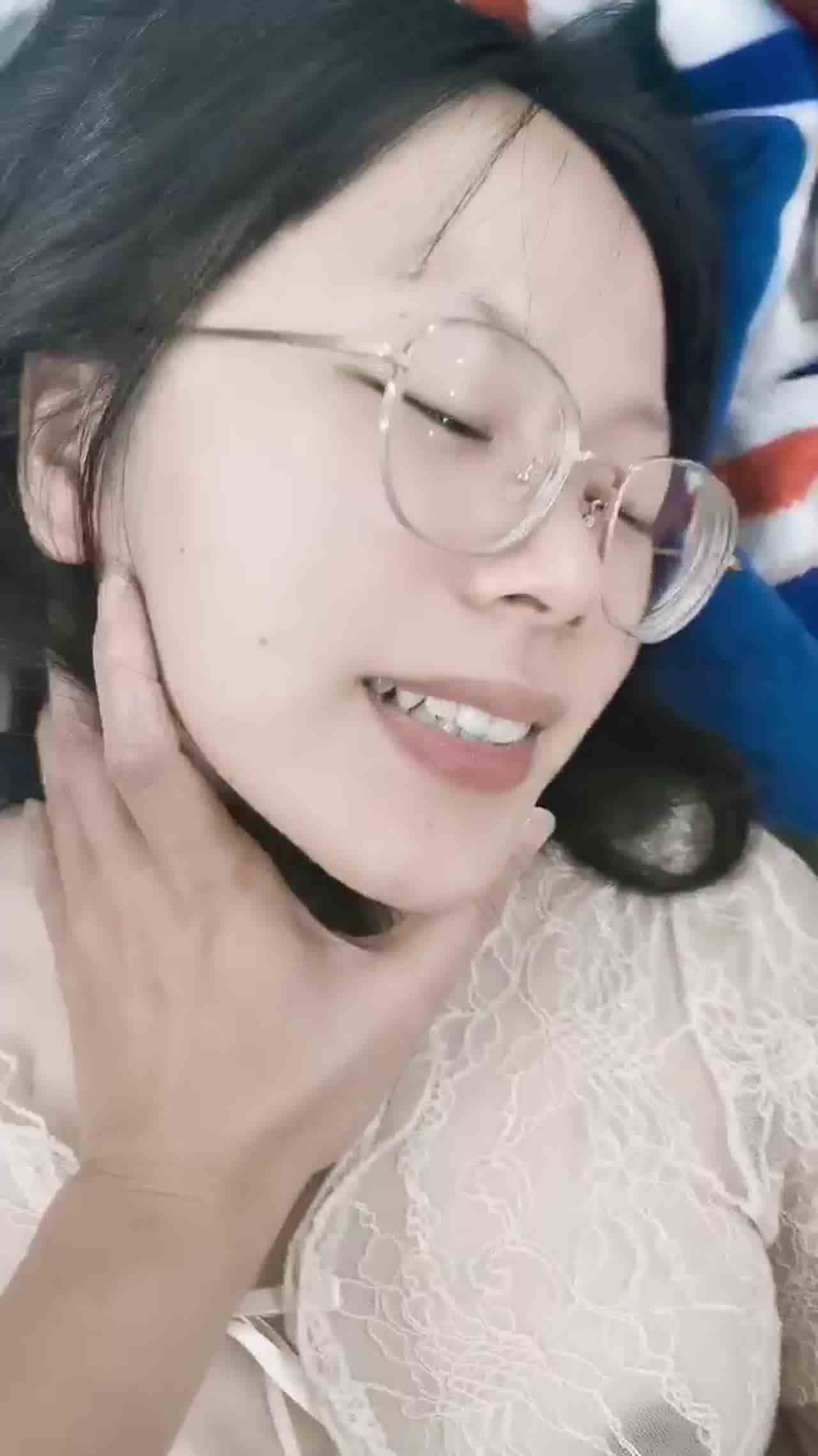  眼睛老师的娇喘声都和别人的不一样，太骚了 的剧照3